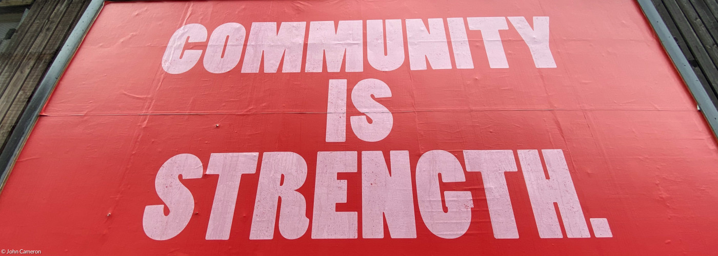Billboard mit der Aufschrift Community of Strength