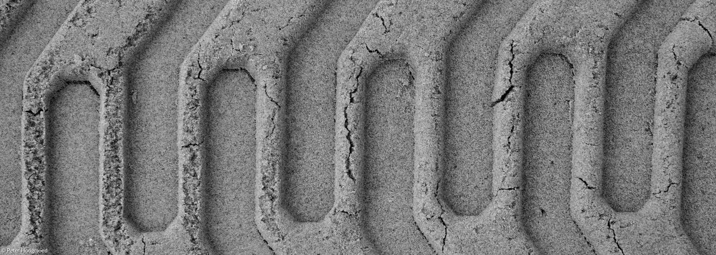 Reifenspuren im Sand