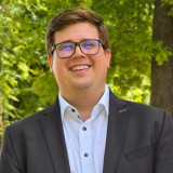 Portrait Markus Böhm vor BAum