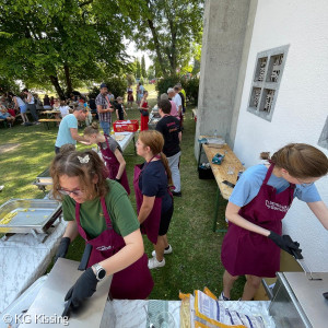 Jugend beim Pommes machen