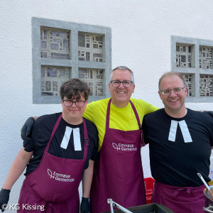 Beide PFarrer mit Tom Niggel